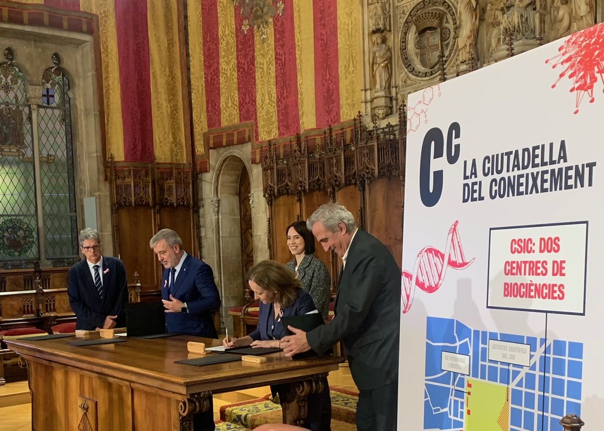 Moment de la signatura del protocol. D'esquerra a dreta, Jaume Collboni, alcalde de Barcelona; Diana Morant, ministra de Ciencia e Innovación; Eloísa del Pino, presidenta del CSIC.