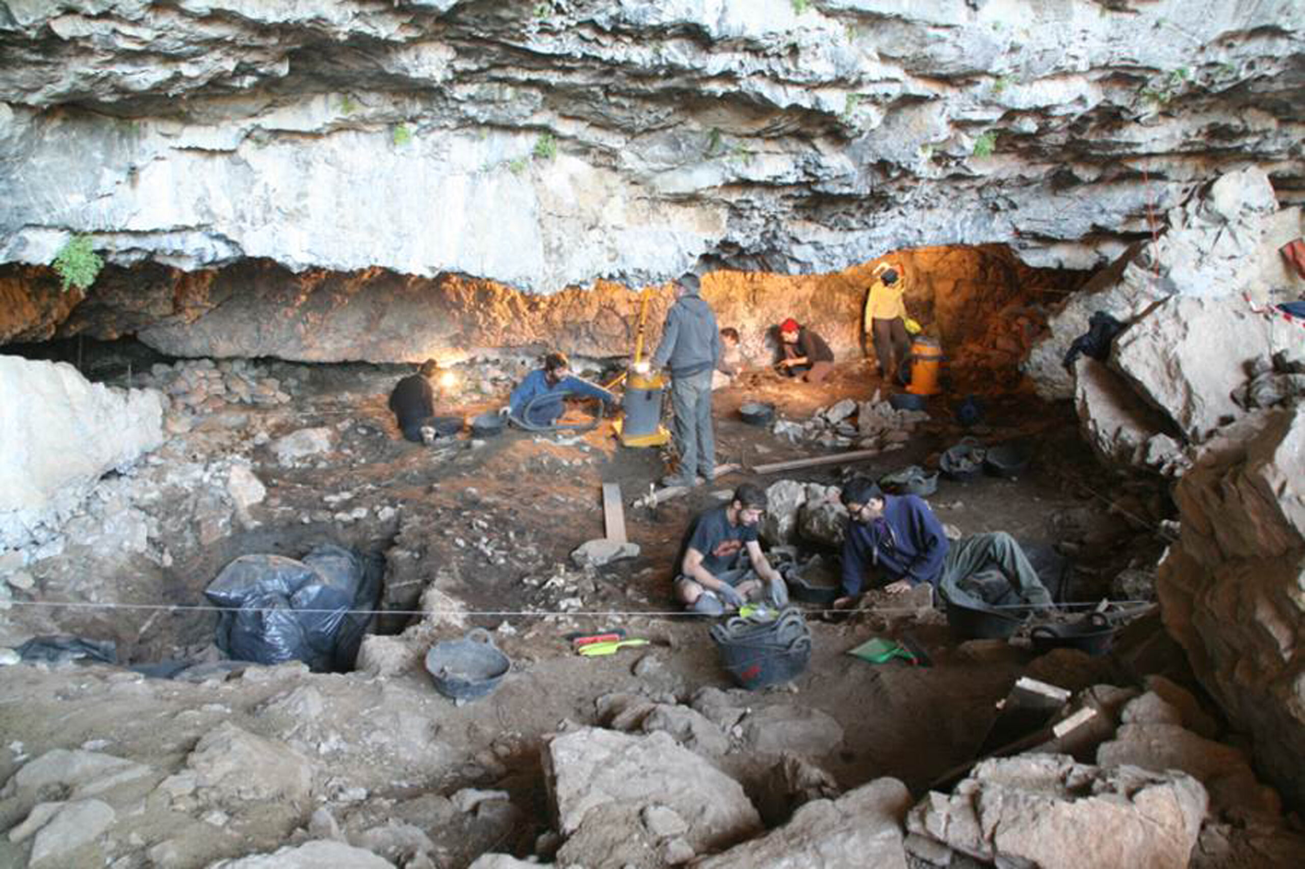 L’equip de recerca i les troballes arqueològiques al jaciment de Coro Trasito. (UAB) L’equip de recerca i les troballes arqueològiques al jaciment de Coro Trasito. (UAB)