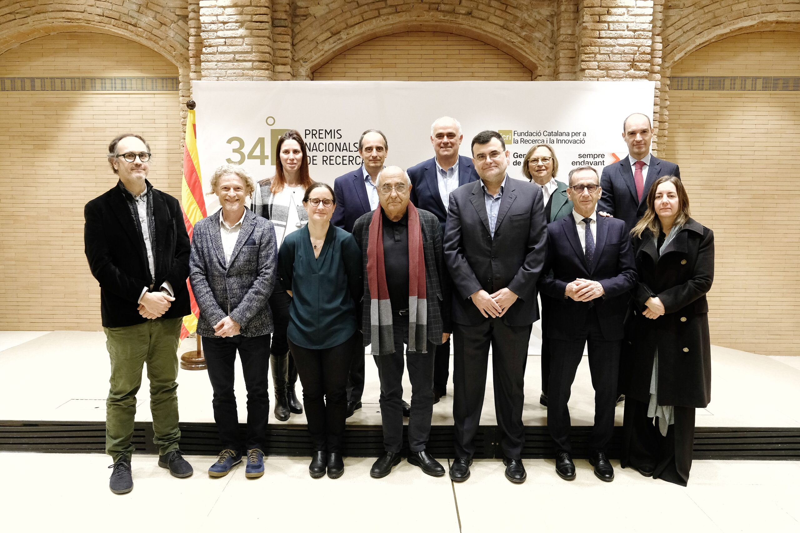 Tots els guardonats amb el conseller de Recerca i Universitats i president de la FCRI, Joaquim Nadal i Farreras (al centre). Imatge: FCRi