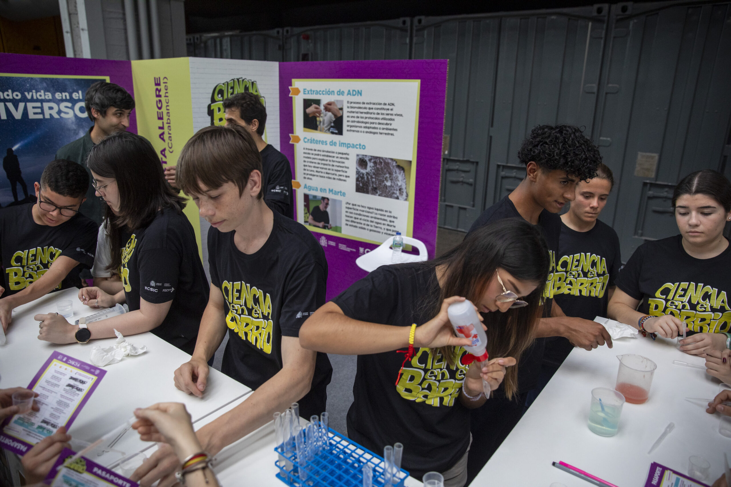 La V Feria Ciencia en el Barrio ha contado con 18 talleres científicos sobre distintas temáticas guiados por el propio alumnado. / David F. Sabadell (CSIC Cultura Científica) La V Feria Ciencia en el Barrio ha contado con 18 talleres científicos sobre distintas temáticas guiados por el propio alumnado. / David F. Sabadell (CSIC Cultura Científica)