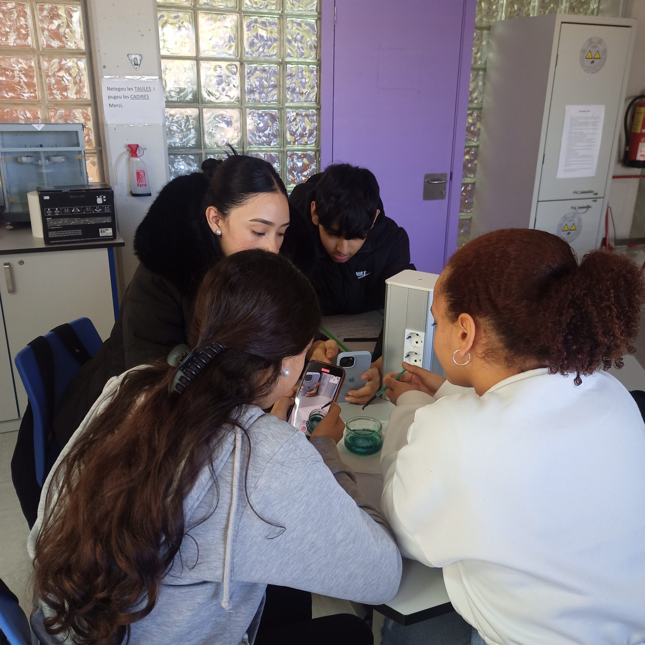 Dos chicas estudiantes de secundaria participan en una taller de Ciencia en el Barrio. Dos chicas estudiantes de secundaria participan en una taller de Ciencia en el Barrio.