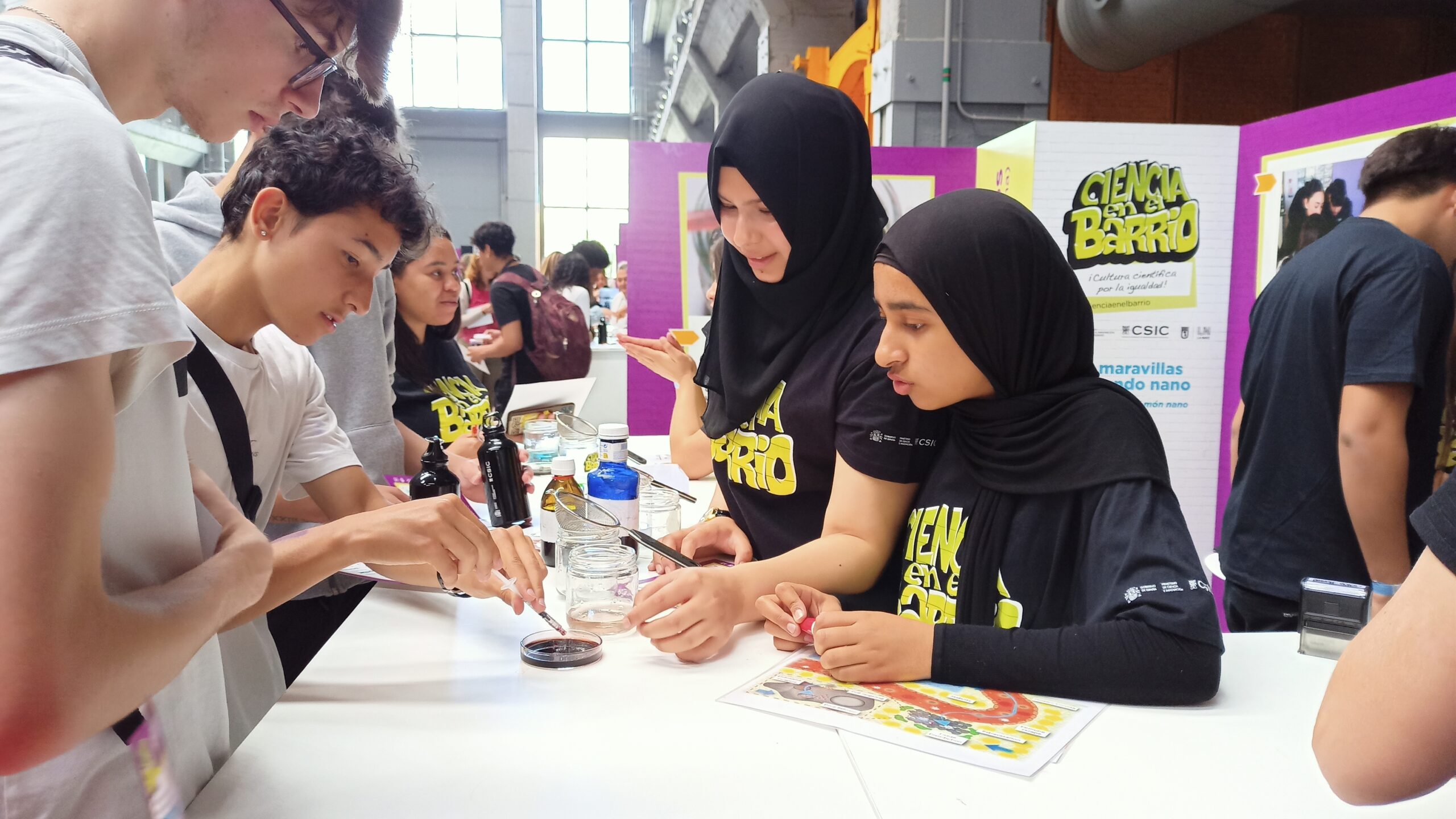 La V Feria Ciencia en el Barrio ha contado con 18 talleres científicos sobre distintas temáticas guiados por el propio alumnado. / David F. Sabadell (CSIC Cultura Científica) La V Feria Ciencia en el Barrio ha contado con 18 talleres científicos sobre distintas temáticas guiados por el propio alumnado. / David F. Sabadell (CSIC Cultura Científica)