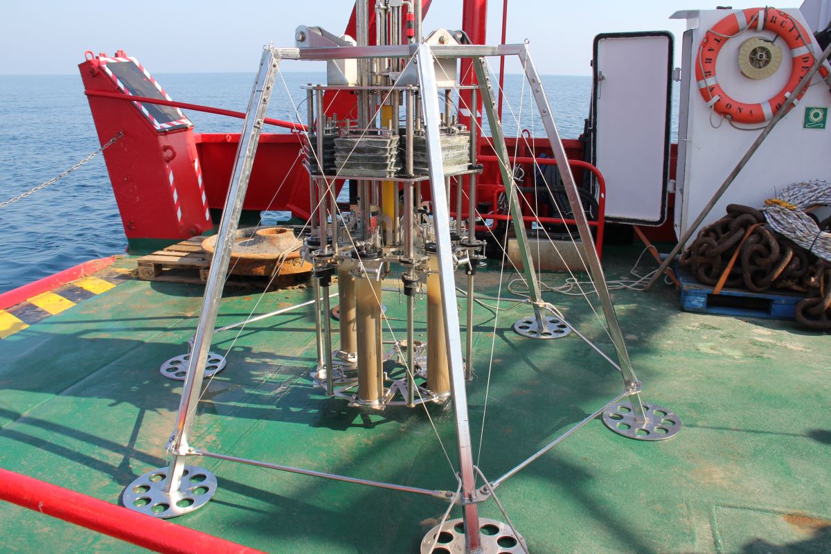 Per a l'elaboració de l'estudi, l'equip científic va analitzar els metalls pesants continguts en testimonis de sediments acumulats al nord-oest del mar d'Alborán durant els darrers dos segles. Imatge d'instrumental per la recollida de mostres durant la campanya (ICM/CSIC). Per a l'elaboració de l'estudi, l'equip científic va analitzar els metalls pesants continguts en testimonis de sediments acumulats al nord-oest del mar d'Alborán durant els darrers dos segles. Imatge d'instrumental per la recollida de mostres durant la campanya (ICM/CSIC).