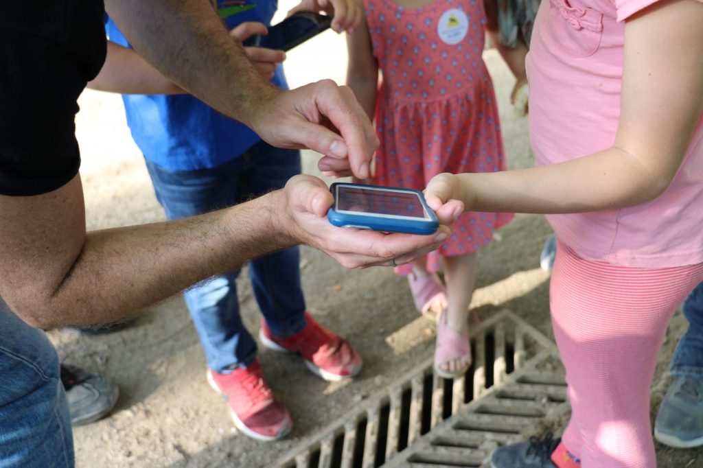Nenes aprenent a utilitzar l'app de Mosquito Alert. Imatge: Mosquito Alert Nenes aprenent a utilitzar l'app de Mosquito Alert. Imatge: Mosquito Alert