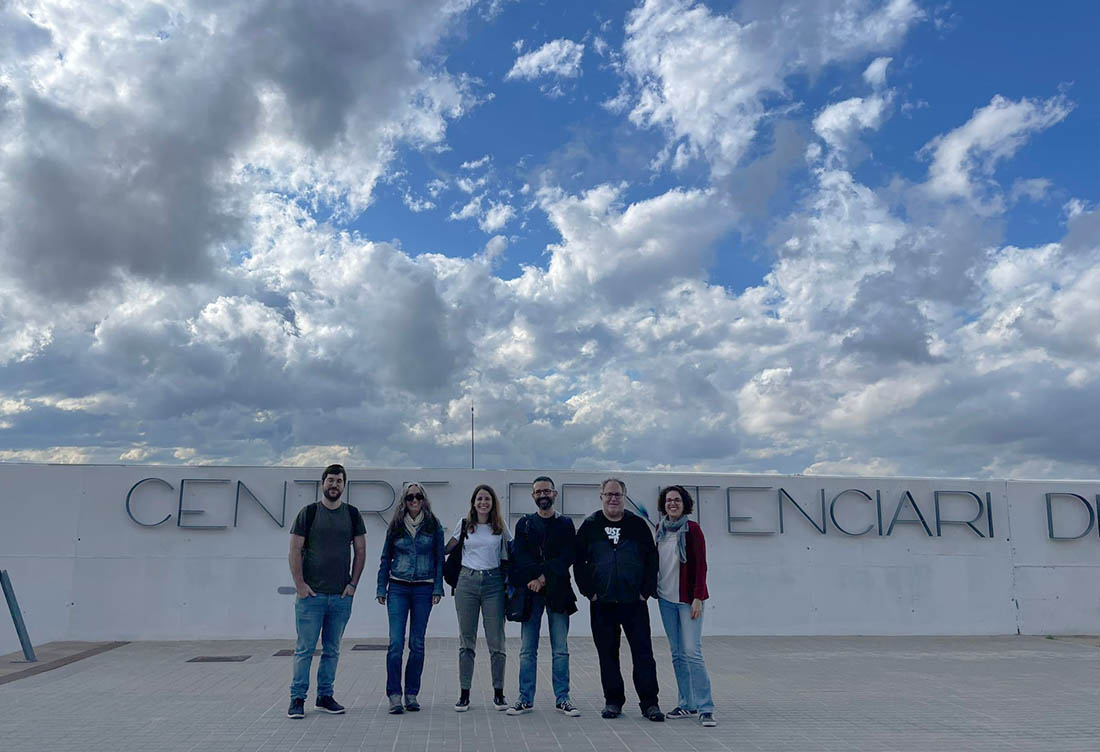 L'equip del projecte, davant d'un dels centres. L'equip del projecte, davant d'un dels centres.