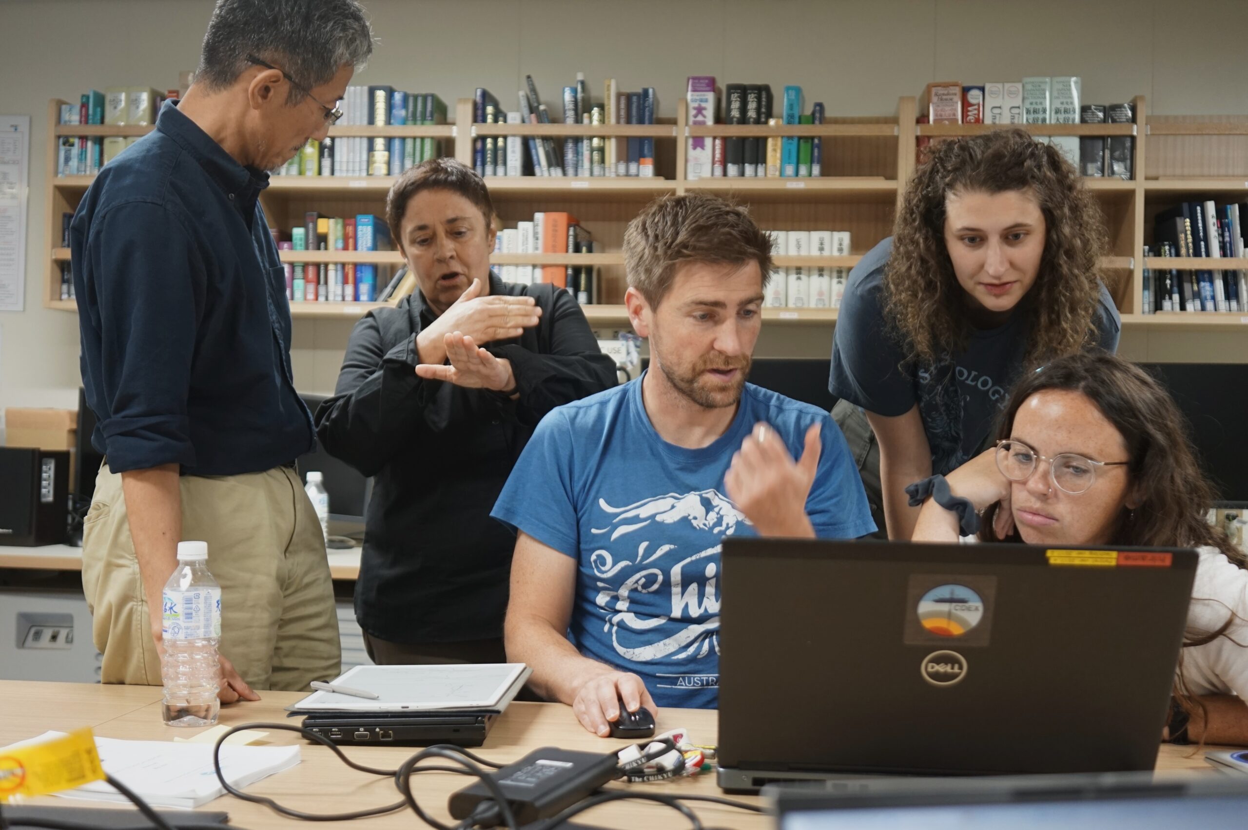 Maria José Jurado, del CSIC (segona per l'esquerra) és l'única investigadora espanyola que participa en aquesta expedició (imatges de JAMSTEC/IODP). Maria José Jurado, del CSIC (segona per l'esquerra) és l'única investigadora espanyola que participa en aquesta expedició (imatges de JAMSTEC/IODP).