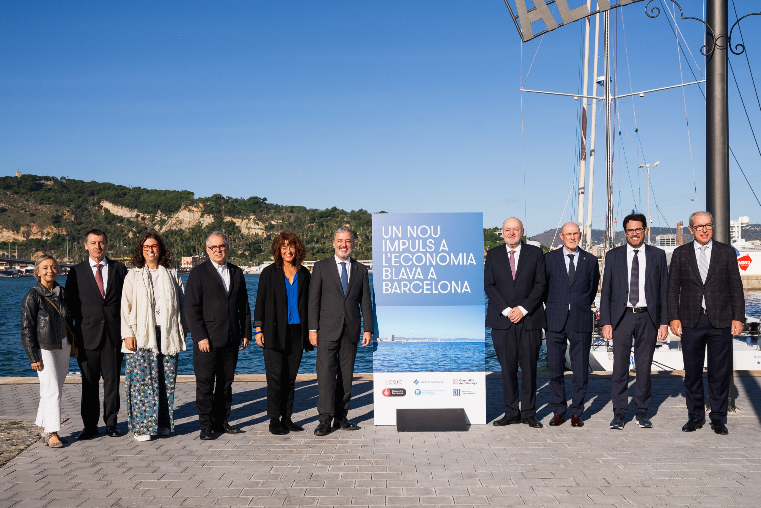 Foto de familia de la presentación de los nuevos equipamientos, con el alcalde Jaume Collboni (sexto por la izquierda). Imagen: Ajuntament de Barcelona. Foto de familia de la presentación de los nuevos equipamientos, con el alcalde Jaume Collboni (sexto por la izquierda). Imagen: Ajuntament de Barcelona.