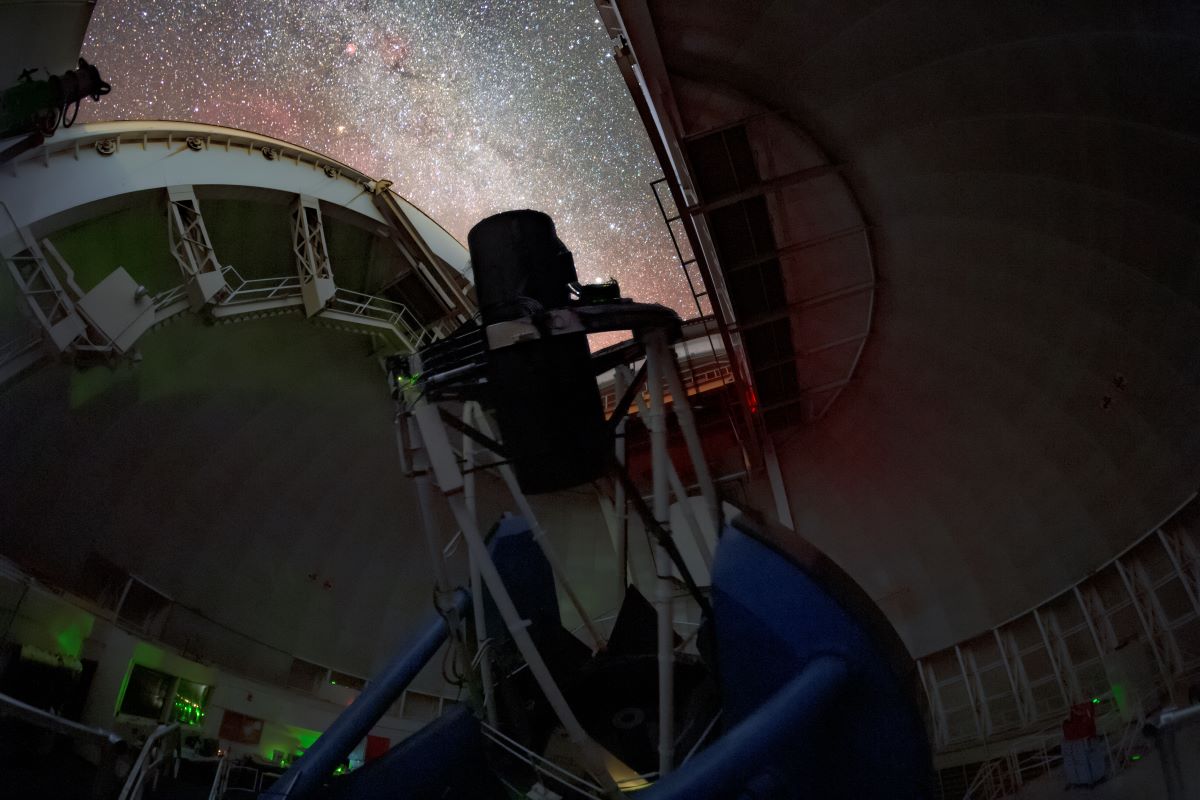 L'instrument espectroscòpic d'energia fosca (DESI per les sigles en anglès) prenent imatges del cel nocturn el 2022 Crèdit:KPNO/NOIRLab/NSF/AURA/T. Slovinský