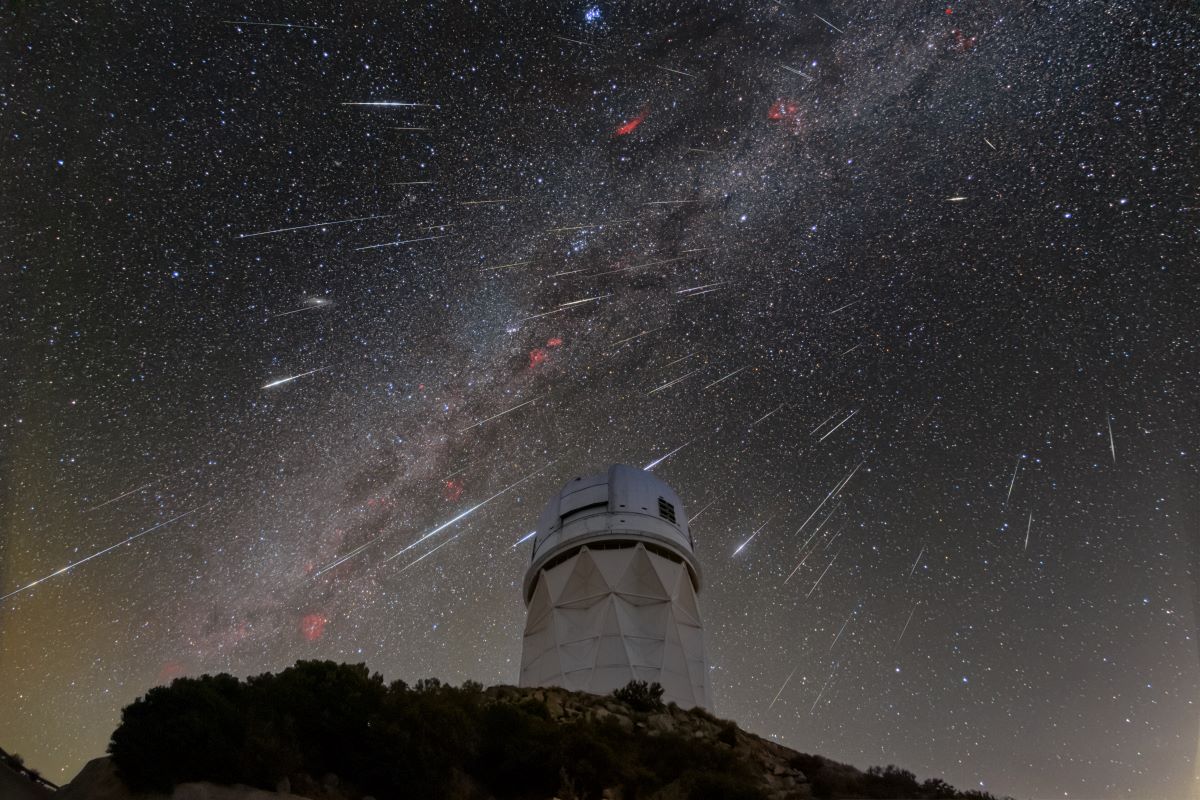 Observacions del cel des del Telescopi Majal, situat a la imatge, durant la pluja d'estrelles de les Gemínides el 2023. Crèdits: KPNO/NOIRLab/NSF/AURA/R. Sparks