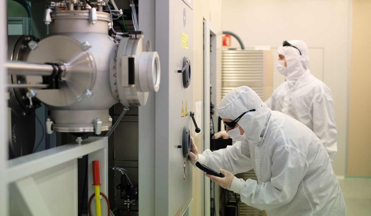 Europa plantea alcanzar el 20% de la cuota de mercado de chips en 2030. En la imagen, la Sala Blanca del IMB-CNM-CSIC. Europa plantea alcanzar el 20% de la cuota de mercado de chips en 2030. En la imagen, la Sala Blanca del IMB-CNM-CSIC.