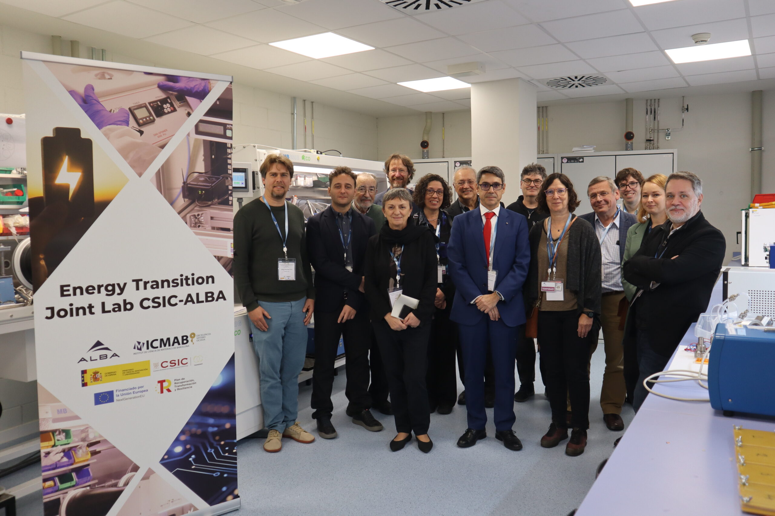 Foto de familia de repreentantes de las instituciones impulsoras del nuevo Laboratorio Conjunto CSIC-ALBA, e investigadores responsables de las líneas de trabajo