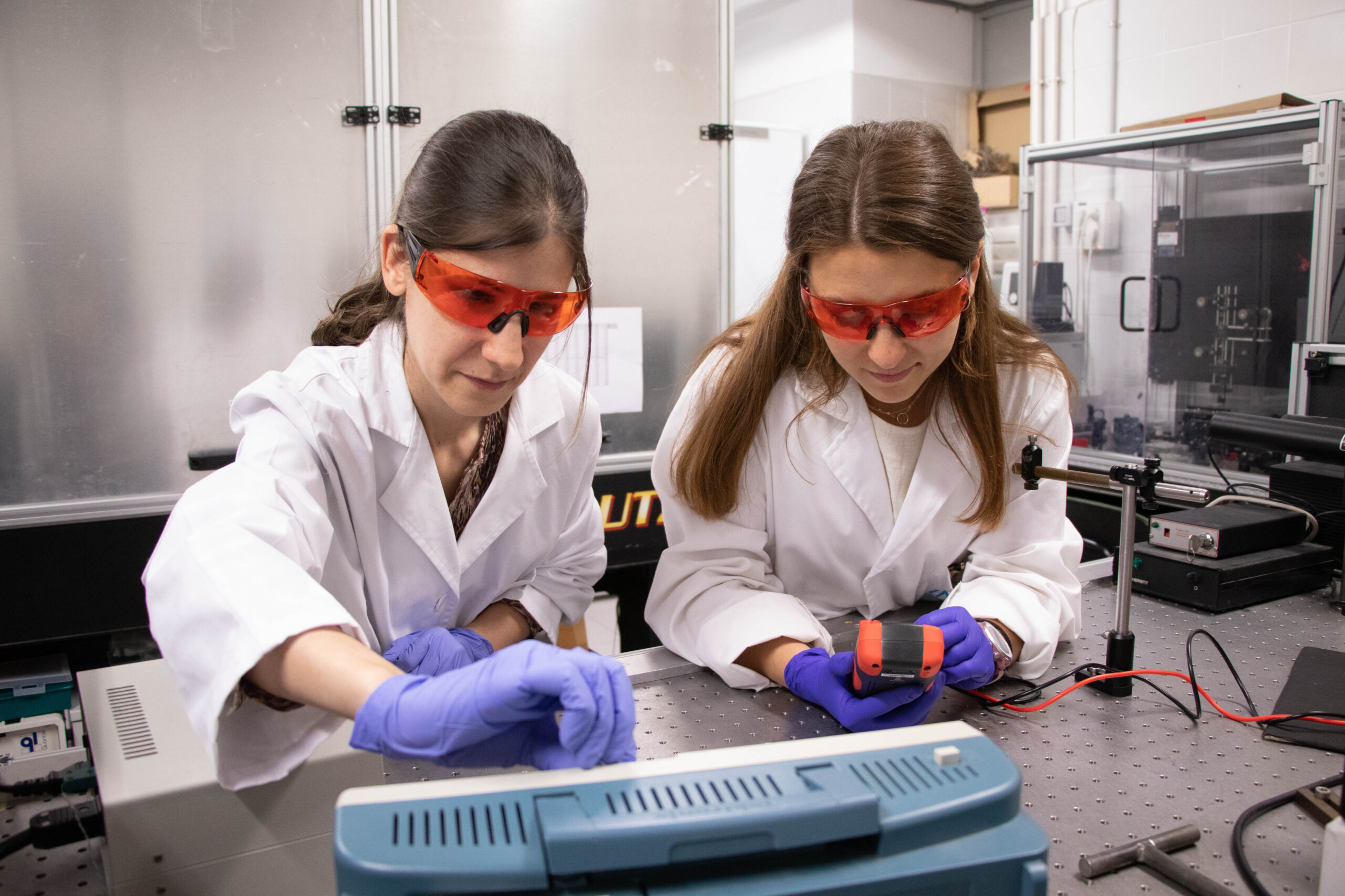 Dos investigadoras del CSIC trabajando en el laboratorio (imagen archivo Cultura Científica /CSIC).