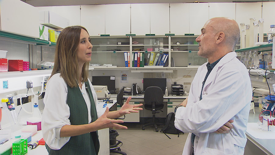 Joan Roig, investigador del IBMB-CSIC, entrevistado por Julia Varela, de Comando Actualidad. Joan Roig, investigador del IBMB-CSIC, entrevistado por Julia Varela, de Comando Actualidad.