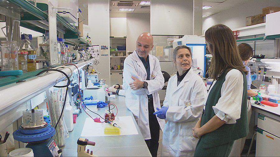 Otro momento de la grabación de la entrevista, en los laboratorios del IBMB-CSIC. Otro momento de la grabación de la entrevista, en los laboratorios del IBMB-CSIC.