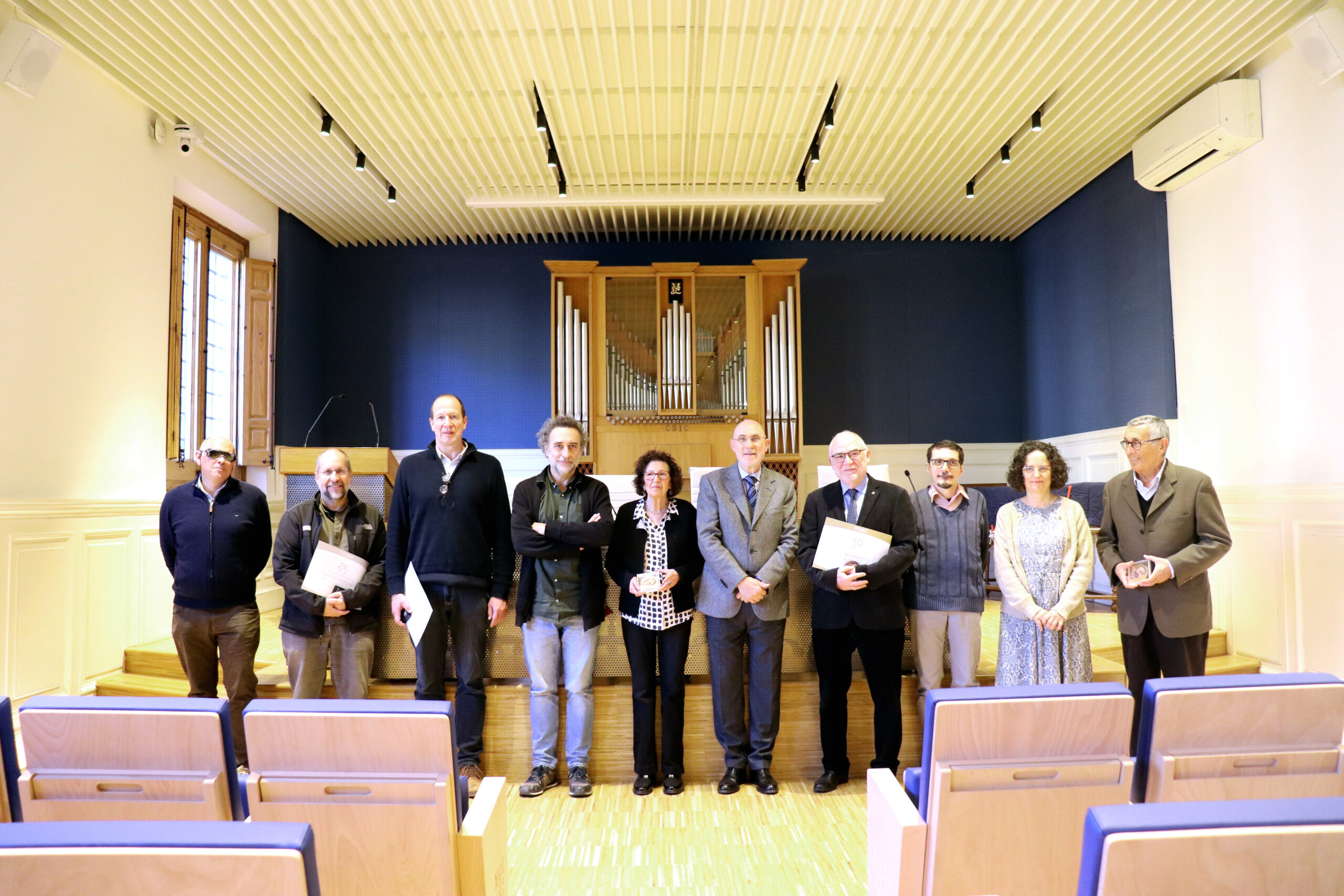 Foto de grupo de algunos de los homenajeados, con el delegado del CSIC en Cataluña. 