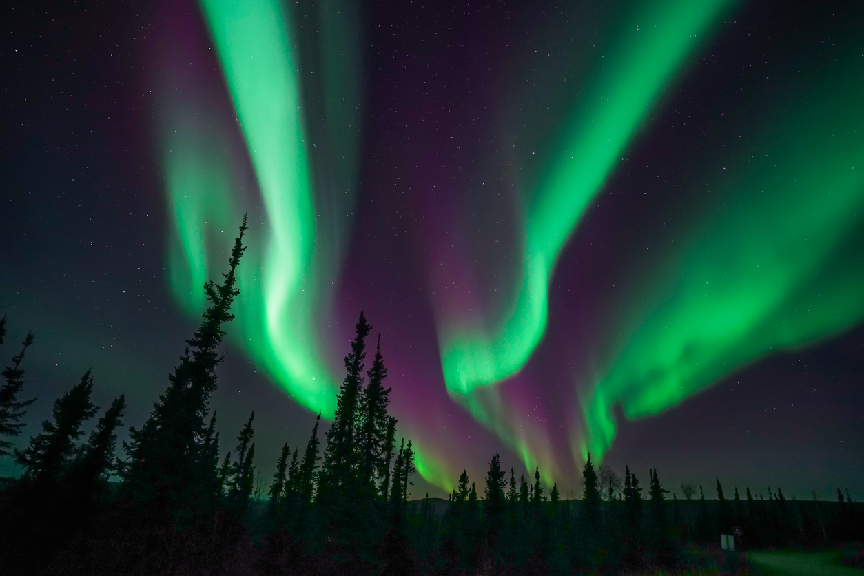 Uno de los efectos de las tormentas solares son las auroras boreales, como esta observada en Alaska. Istock 