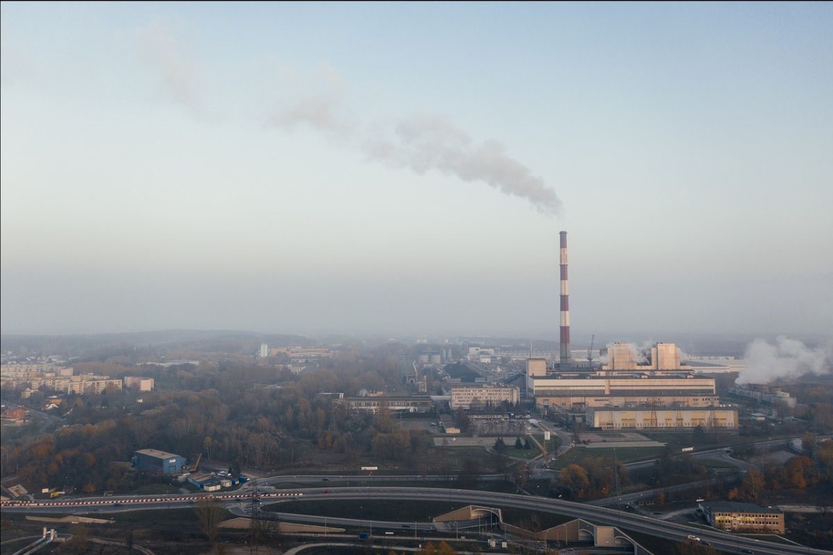 Emisiones a través de la chimenea de una industria