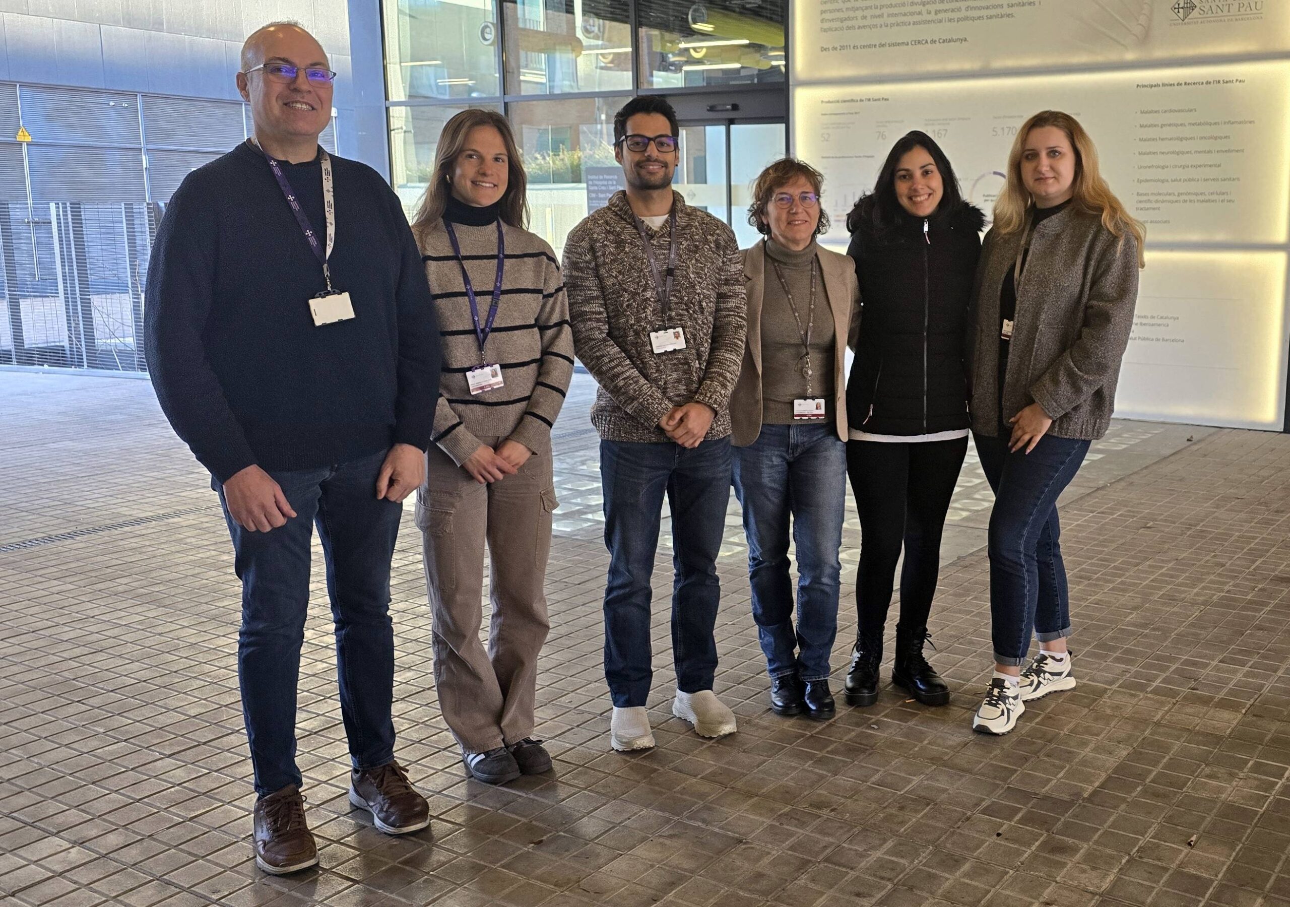 La investigadora Vicenta Llorente (en el centro) con parte de su equipo. Imagen: IRSantPau.