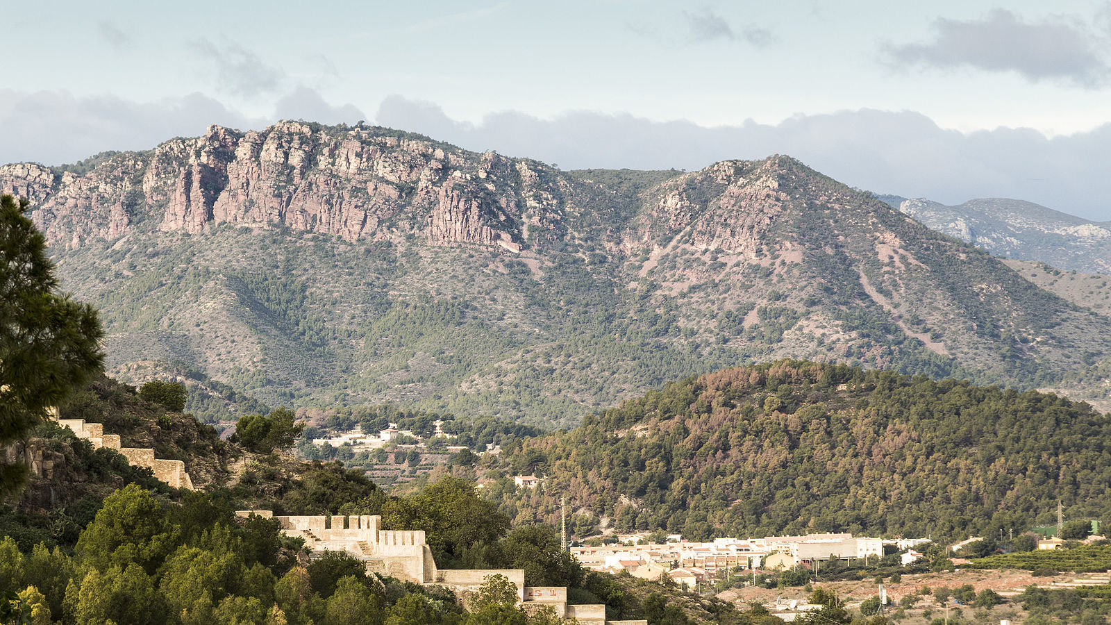 Uno de los lugares estudiados en el trabajo, el Parque natural de la Sierra Calderona, visto desde el castillo de Sagunto. Imagen cortesía de Rafa Esteve /Wikimedia. Uno de los lugares estudiados en el trabajo, el Parque natural de la Sierra Calderona, visto desde el castillo de Sagunto. Imagen cortesía de Rafa Esteve /Wikimedia.