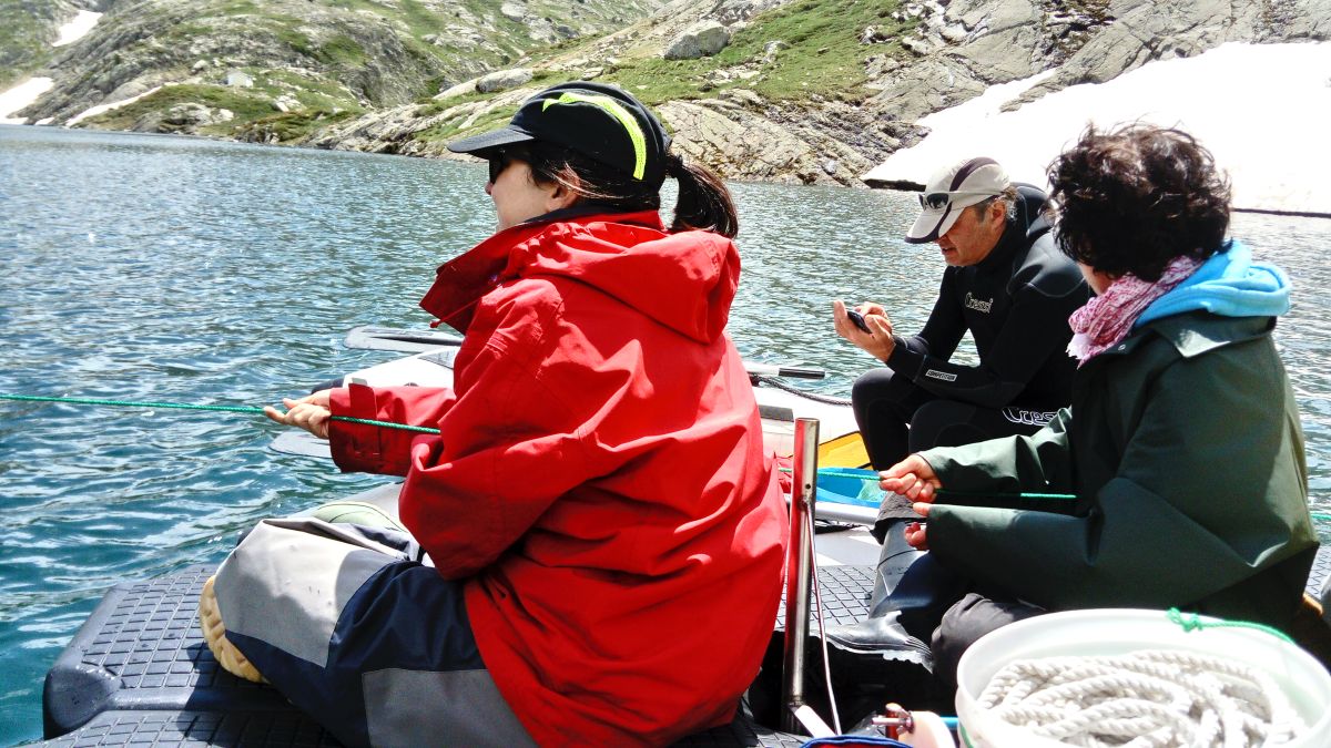 A sota, els investigadors a l'estany Redon, amb Elena Fagín en primer terme. Imatge de Aitziber Zufiaurre.